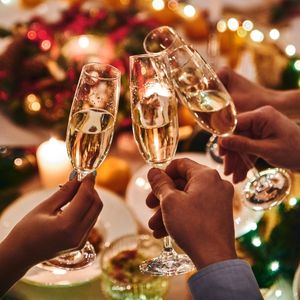 ¿Por Qué Se Brinda con Champagne en Navidad?