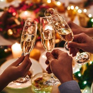 Lee más sobre el artículo ¿Por qué se brinda con champagne en Navidad?