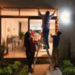 ¿Cuál es la mejor manera de colgar las luces navideñas alrededor de la casa?