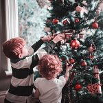 ¿Cuál es la mejor manera de colocar los adornos navideños en el árbol?