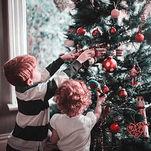 Cómo se recomienda colgar los adornos en el árbol de Navidad