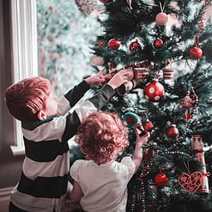 Lee más sobre el artículo ¿Cuál es la mejor manera de colocar los adornos navideños en el árbol?